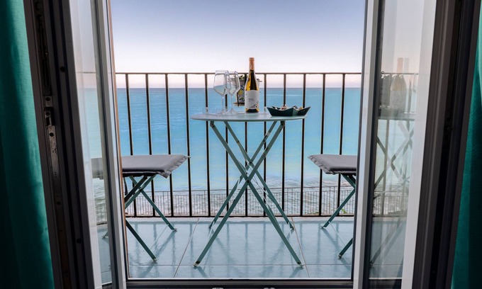 Cefalu Apartment | Apartment 'Scinniamare Con Vista' with Sea View, Wi-Fi and Air Conditioning
