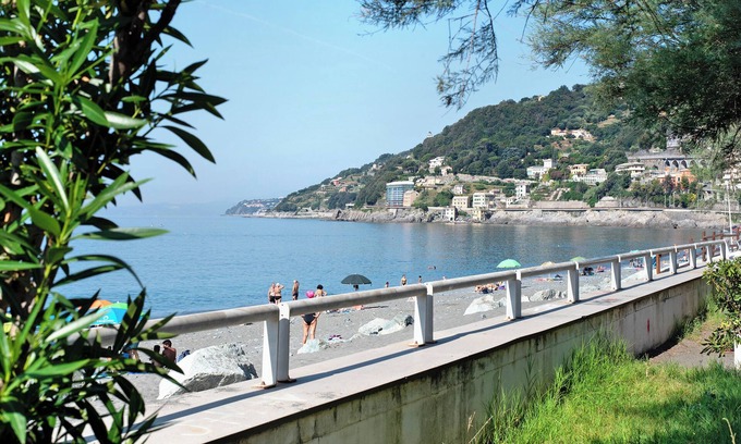 Voltri Apartment | Apartment 'Sea la Vie' with Sea View, Wi-Fi and Air Conditioning