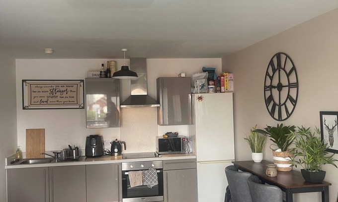 Salford Apartment | Apartment Sleeps 4 With Free Parking