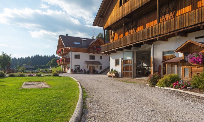 Monguelfo Apartment | Apartment 'Stoffnerhof Sonnenblume' with Mountain View, Shared Garden and Wi-Fi