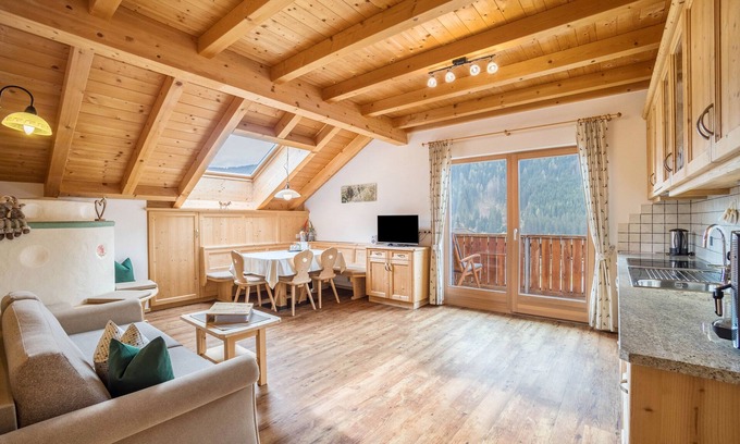 Monguelfo Apartment | Apartment 'Stoffnerhof Apt Alpenrose' with Mountain View, Shared Garden and Wi-Fi