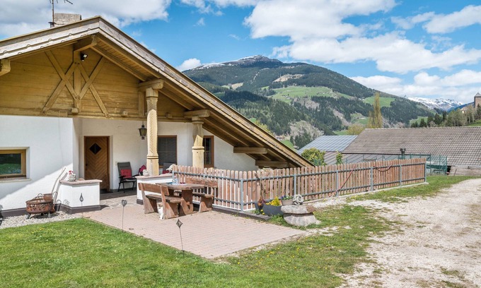 Sarntal Apartment | Apartment "Stofnerhof Neu" with Mountain View, Shared Garden & Wi-Fi