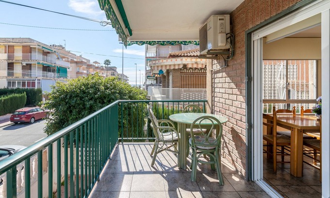 Santa Pola Apartment | Apartment 'Sunflower Salamanca' with Balcony, Wi-Fi and Air Conditioning