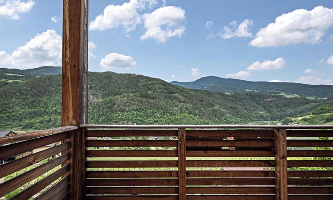 Feldthurns Apartment | Apartment "Toni Stefan" with Mountain View, Shared Sauna, Wi-Fi & Private Terrace