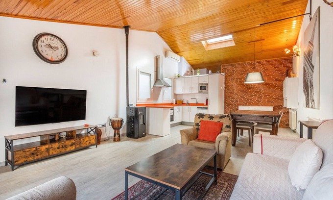 Tremp Apartment | Apartment 'Tremp' with Mountain View, Wi-Fi and Air Conditioning