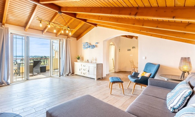 Petriti Apartment | Apartment 'Villa Konstantina Lulas Penthouse' with Sea View, Wi-Fi and Air Conditioning