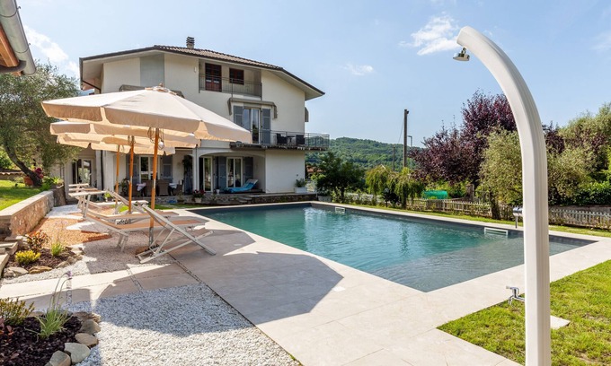 Bagnone Apartment | Apartment 'Villa La Lanterna Bianca' with Mountain View, Wi-Fi and Air Conditioning