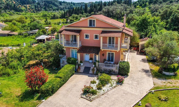 Peroulades Apartment | Apartment "Villa Logas" close to the Beach with Garden & Wi-Fi