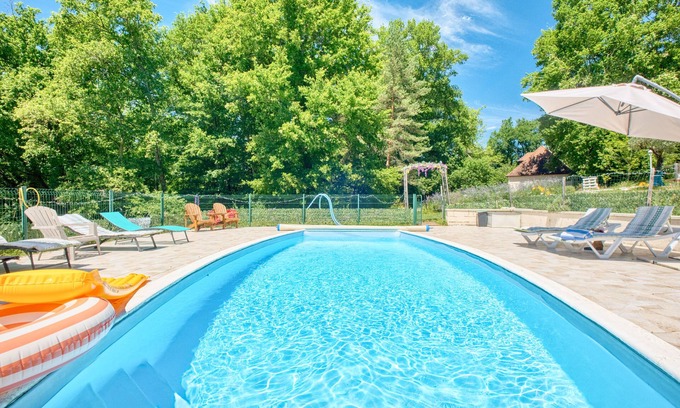 Bergerac Apartment | Apartment 'Vixen' with Shared Pool, Wi-Fi and Air Conditioning