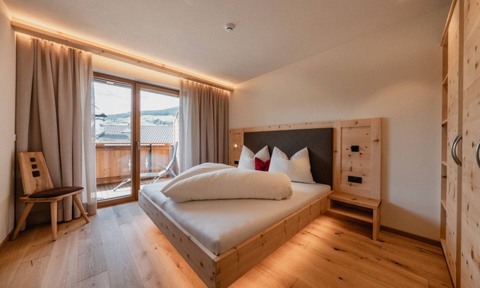 Funes Apartment | Apartment 'Weissbrunn Dominik' with Mountain View, Shared Terrace and Wi-Fi