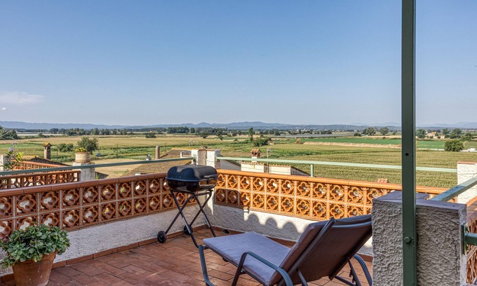 Bellcaire d'Emporda Apartment | Apartment with Views in Bellcaire
