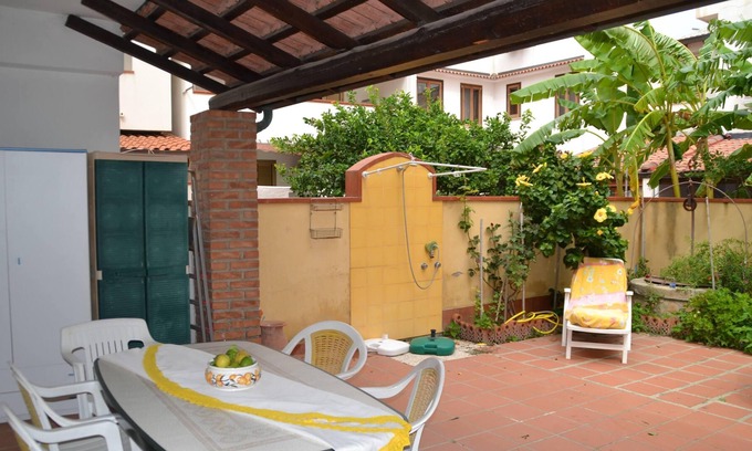 Vigliatore Apartment | Apartment with garden and WiFi 50 meters from the sea