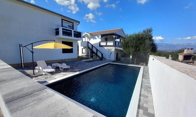 Podgradina Apartment | Apartment with a pool mountainview near the sea!