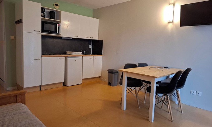Getigne Apartment | Apartment with balcony and garden access by the river next to Clisson
