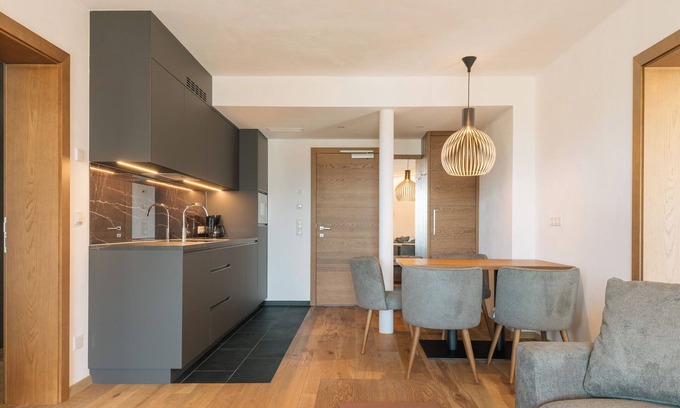 Tirolo Apartment | Apartment with large south-facing terrace, incl. garage parking space
