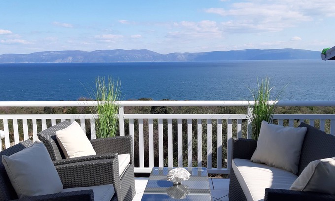 Ravni Apartment | APARTMENT WITH LARGE TERRACE AND MAGNIFICANT SEA VIEW, 300 m FROM THE BEACH +PS4
