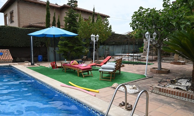 Valdemorillo Apartment | Apartment with pool, garden and barbecue