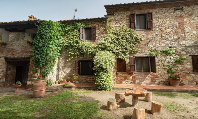 Castiglione del Lago Apartment | Apartment with pool away from the city