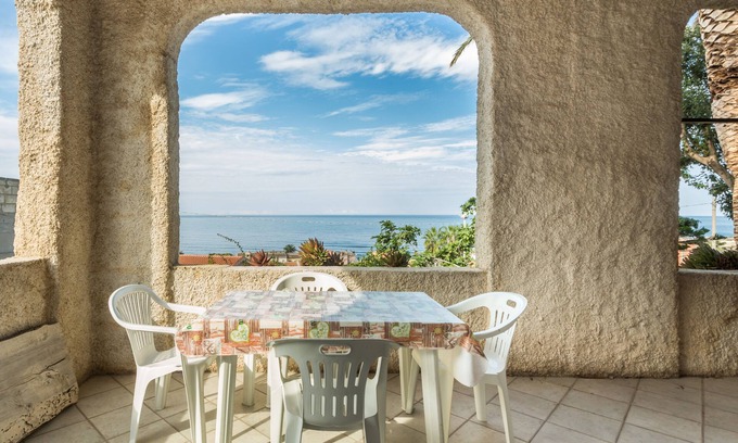 S'Archittu Apartment | Apartment with sea view veranda
