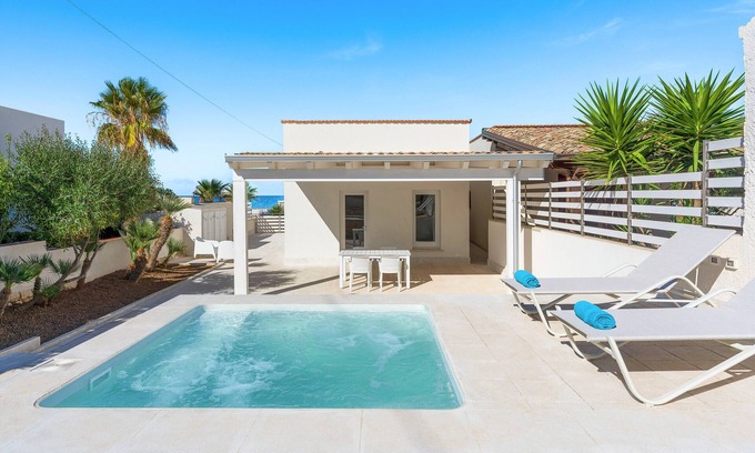 Cornino Apartment | Apartment with small swimming pool and sea 50 meters away