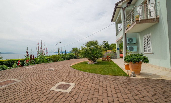 Volosko Apartment | Apartment with terrace, sea view and parking in its own courtyard