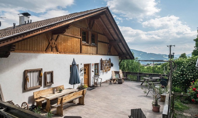 Feldthurns Apartment | Apartment "Woehrmannhof Birnblüte" with Mountain View, Shared Garden & Wi-Fi