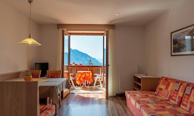 Tirolo Apartment | Apartment "Wohnung 5" with Mountain View, Wi-Fi & Balcony