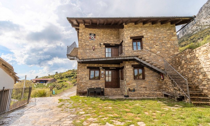 Valle de Lierp Apartment | Apartment 'Xisqueta' with Mountain View, Private Garden and Wi-Fi