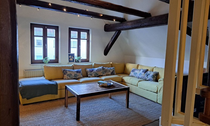 Gunzenhausen Apartment | Apartment 'Zentrale Altbau Fewo Marktplatz' with Wifi