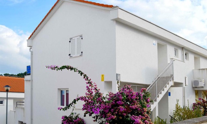 Necujam Apartment | Apartments with parking space Necujam, Solta - 5178