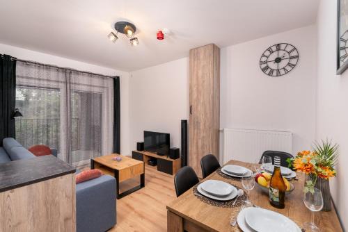 Krzyki Apartment | ApartWro 3th - apartament przy dworcu głównym PKP, balkon, garaż, rowery