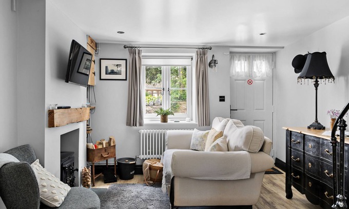Wedmore Cottage | Apothecary Cottage - a cottage that sleeps 2 guests in 1 bedroom