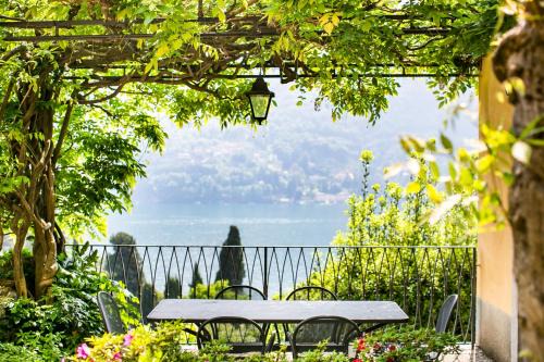 Moltrasio Apartment | Appartamento in Villa Fioravante by Wonderful Italy