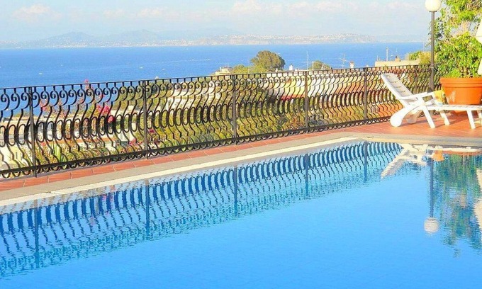 Lacco Ameno House | Appartamento Lindora B: A graceful apartment situated in a quiet location, a few minutes from the town center, with Free WI-FI.