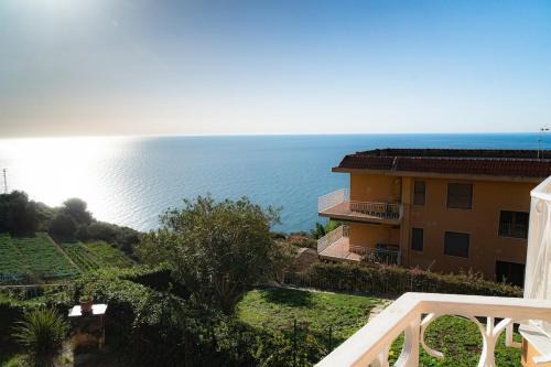 Cipressa Apartment | Appartamento Sea View Free Parking e Wi-Fi