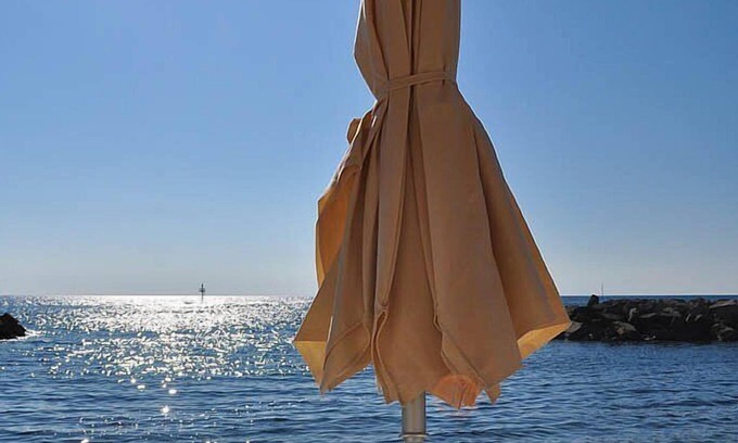 Acciaroli House | Appartamento Torre Caleo L: A charming apartment located right on the beach, with Free WI-FI.