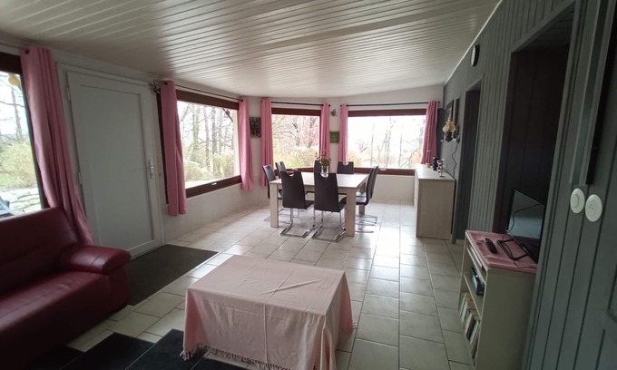 L'Hopital-du-Grosbois Apartment | Appartement La Véranda en Plein Cœur du Doubs Proche Suisse. Animaux Acceptés