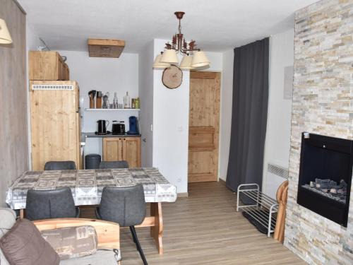 Pralognan-la-Vanoise Apartment | Appartement 2 Pièces avec Piscine Chauffée, Balcon, Parking et Proche Centre à Pralognan - FR-1-464-160