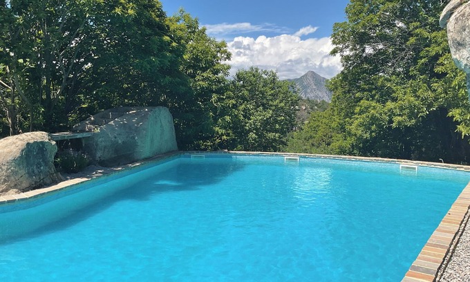Berre-des-Alpes Apartment | Appartement 2 Pièces Avec Jardin Dans un Domaine de Châtaigneraie