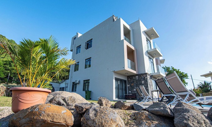 Black River Apartment | Appartement avec splendide vue sur lile aux Benitiers et Le Morne Brabant