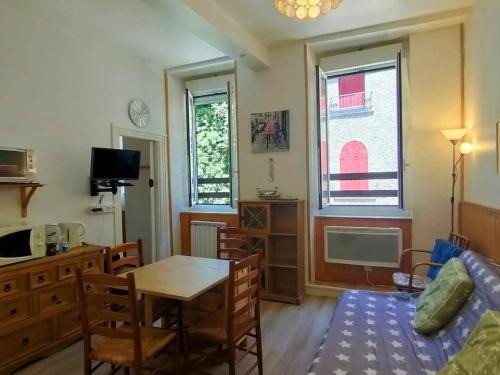 Cauterets Apartment | Appartement confortable 4 pers, plein centre Cauterets, proche commodités - FR-1-234-139