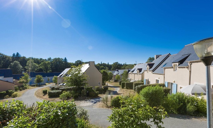 Le Tronchet Condo | Appartement Cosy Equipée | Accès Piscine