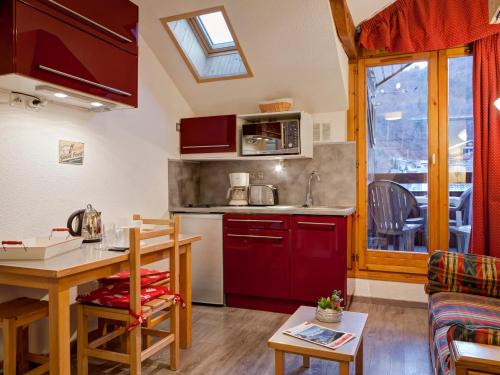 Brides-les-Bains Apartment | Appartement cosy 2 pièces avec balcon et parking, au centre de Brides-les-Bains, proche télécabine. - FR-1-512-204