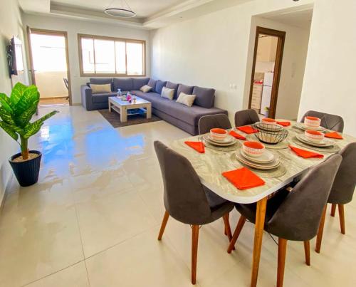 Anza Apartment | Appartement de Luxe Vue Mer Avec Climatisation ! à 5 minutes à pied de la Plage ! à environ 6 minutes en voiture du centre d'Agadir et à 10 minutes en voiture de Taghazout !