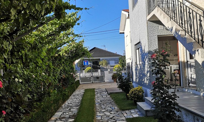 Medelo Apartment | Appartement F3 AU RDC Avec Jardin Cloture ET Fleurie