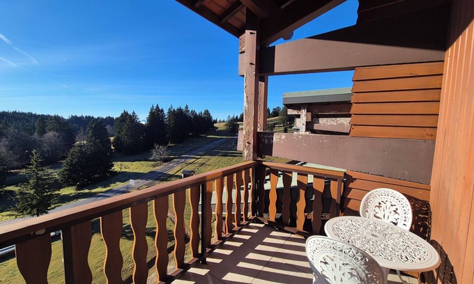 Pugny-Chatenod Apartment | Appartement familial au Revard, vue sur le jardin d'enfant et pistes
