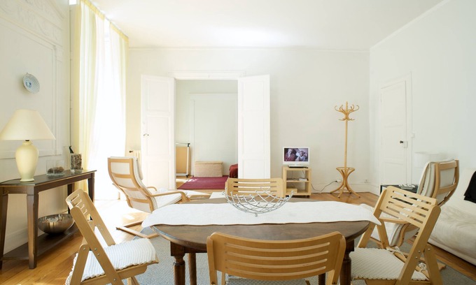 Bagneres-de-Luchon Apartment | Appartement T3 Dans une Maison de Caractère à Proximité du Centre Ville