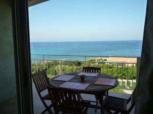Tizzano Apartment | APPARTEMENT PIED DANS L EAU ET VUE MER MAGNIFIQUE