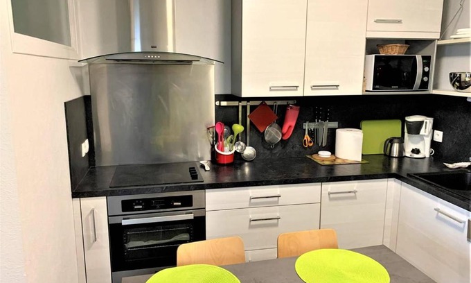 Perros-Guirec Apartment | Appartement rénové, bien équipé à 500m de la plage de Trestrignel et du centre-ville de Perros-Guirec - FR-1-368-241