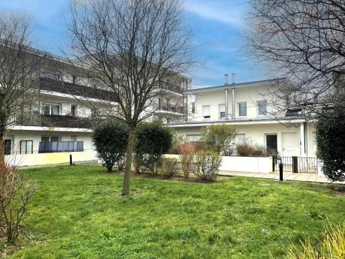 Epernon Apartment | Appartement spacieux avec rooftop et garages privés à 3 min de la gare d'Épernon - FR-1-581-129
